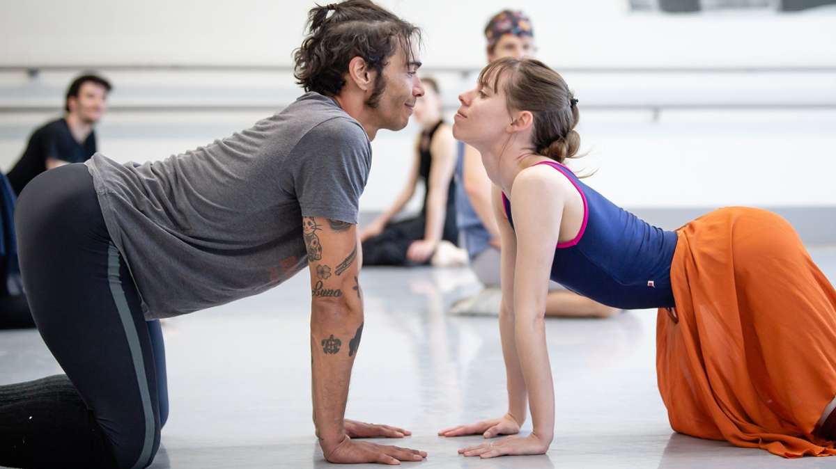 Elisa Badenes tanzt alle großen Rollen im Stuttgarter Repertoire – unser Foto zeigt sie bei Proben zu Crankos Ballettkomödie „Der Widerspenstigen Zähmung“ mit Jason Reilly.
