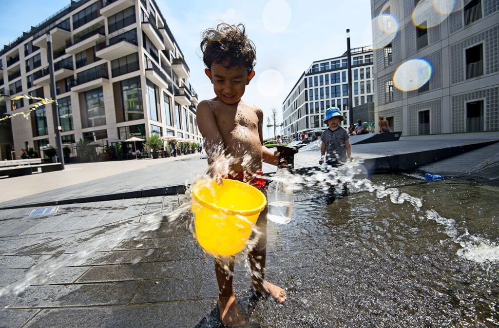 Kinder lieben die Wasserfläche am Mailänder Platz beim Milaneo.