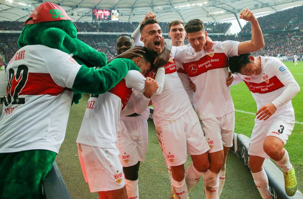 VfB Stuttgart gegen Karlsruher SC: Fans feiern „das dreckigste Tor der Zweitliga-Geschichte“