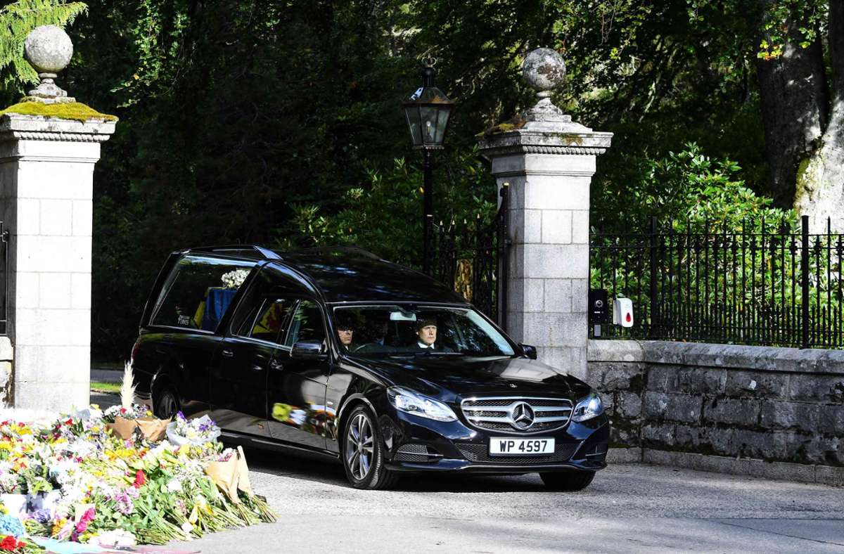 Der Leichenwagen mit dem Sarg der Queen verlässt Schloss Balmoral.