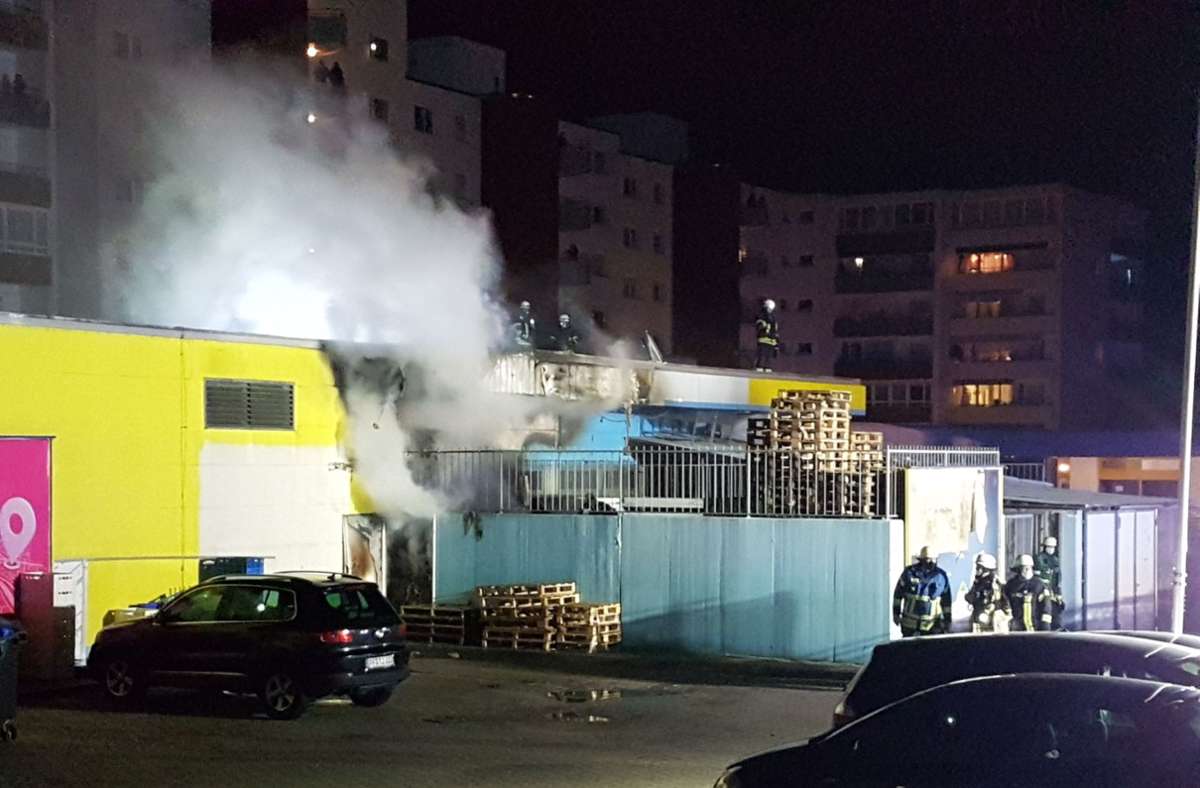 Feuerwehreinsatz in Pforzheim: Altpapierlager neben Supermarkt in Brand geraten
