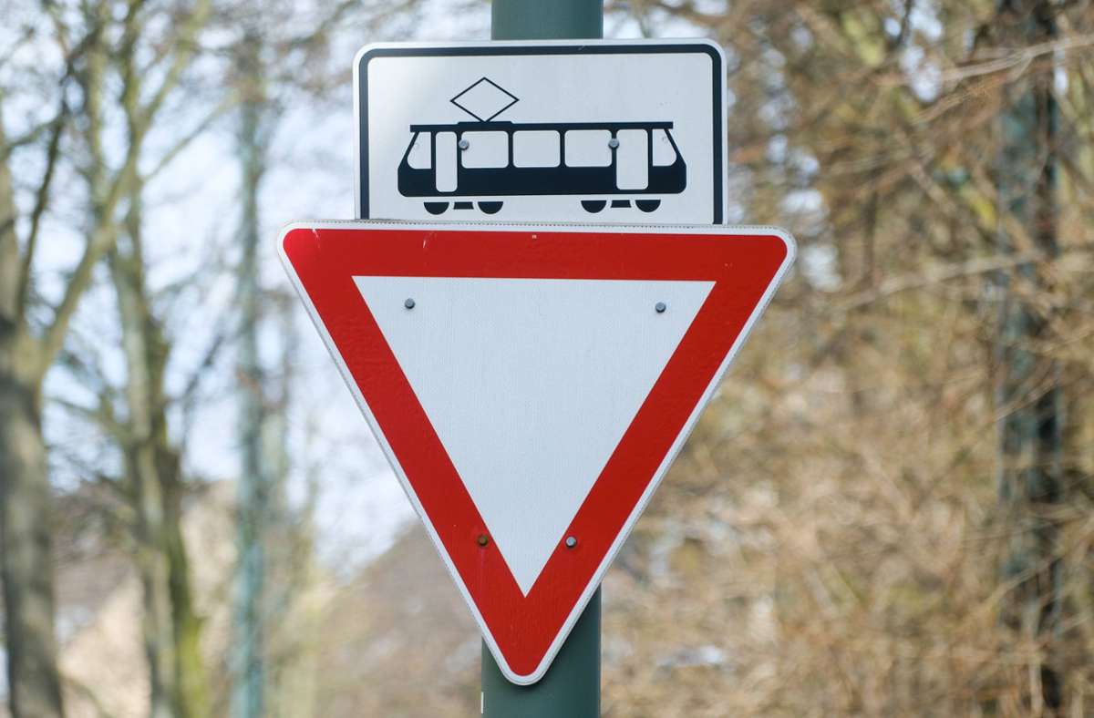 Unfall im Kreis Karlsruhe: Straßenbahn kollidiert mit Auto – Fahrer schwer verletzt