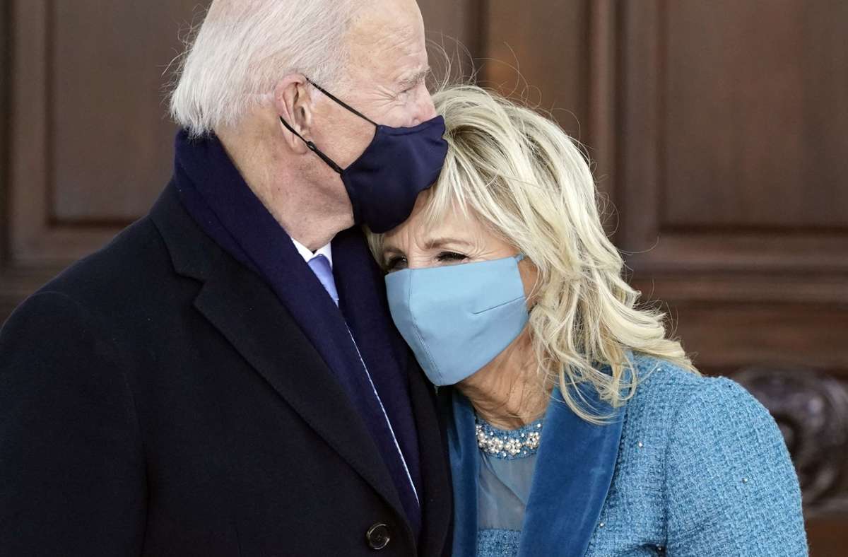 Selbst die Farbe der Masken ist abgestimmt: Präsident Joe Biden und First Lady Jill Biden umarmen sich, als sie am Nordflügel des Weißen Hauses ankommen.