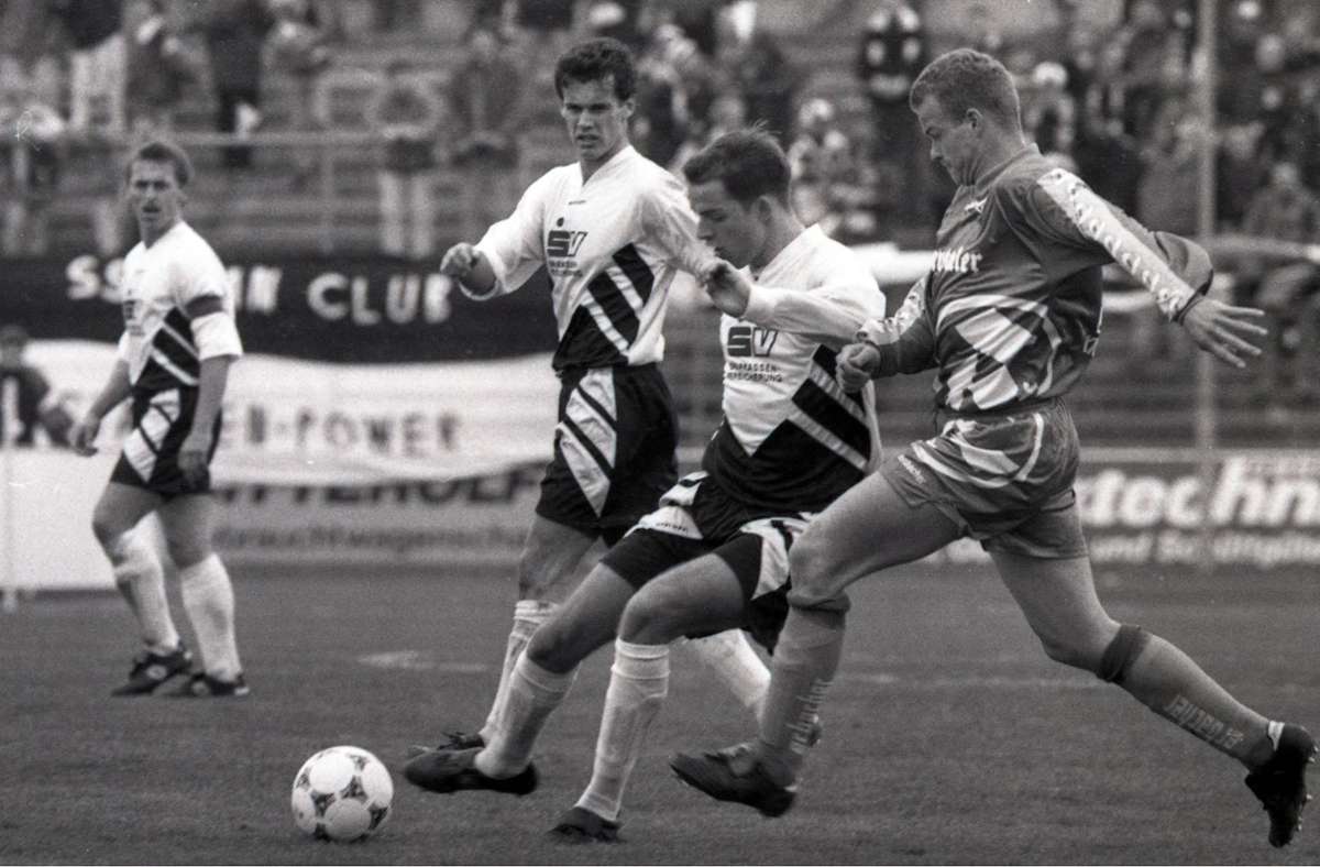 Thomas Tuchel im Dress des SSV Ulm 1846 im Jahr 1995 gegen den damaligen Kickers-Spieler Alexander Dürr.