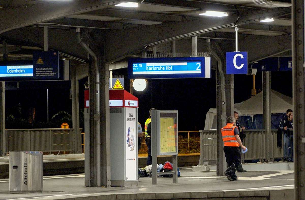 Ersthelfer stehen am Bahnhof Karlsruhe-Durlach. Foto: dpa/Aaron Klewer