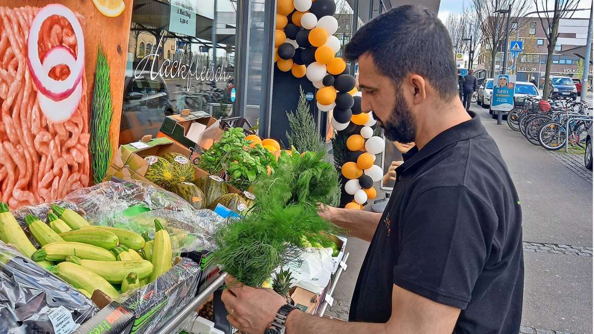 Geschäftsführer Arkan Salahaddin-Ahmed vor dem neuen Lebensmittelgeschäft nahe des Fellbacher Bahnhofs