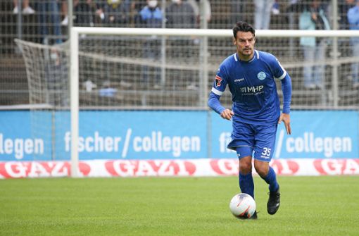 Julian Leist von den Stuttgarter Kickers am Ball Foto: Pressefoto Baumann/Alexander Keppler