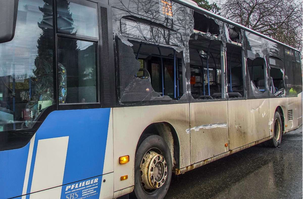 Ein Pflug hat am Dienstag die Seite eines Linienbusses in Sindelfingen-Maichingen zertrümmert.