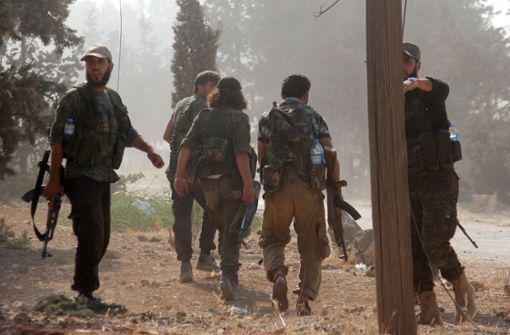 Kämpfer der islamischen Terrororganisation Jabhat al Nusra in Syrien: Was weiß die Bundesregierung über türkische Waffenlieferung an die Terroristen. Foto: AFP/Omar Haj Kadour
