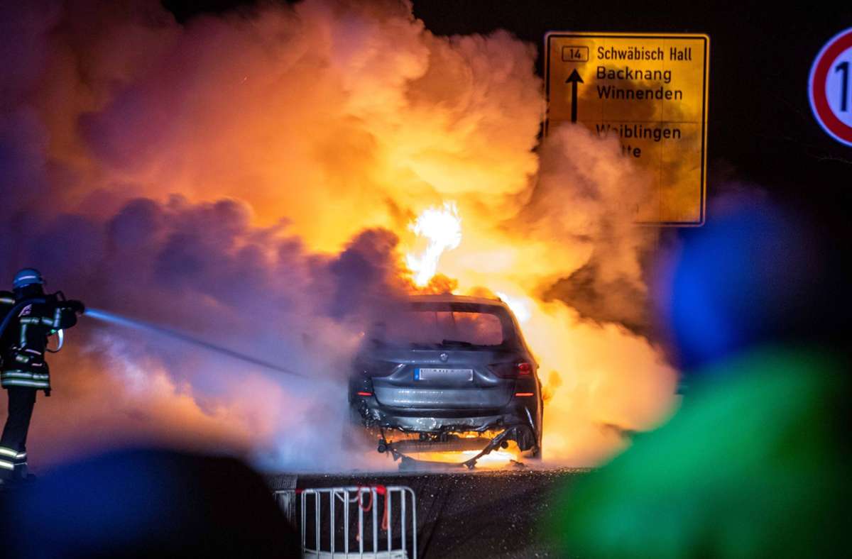 Fahrzeugbrand auf der B 14: BMW brennt komplett aus