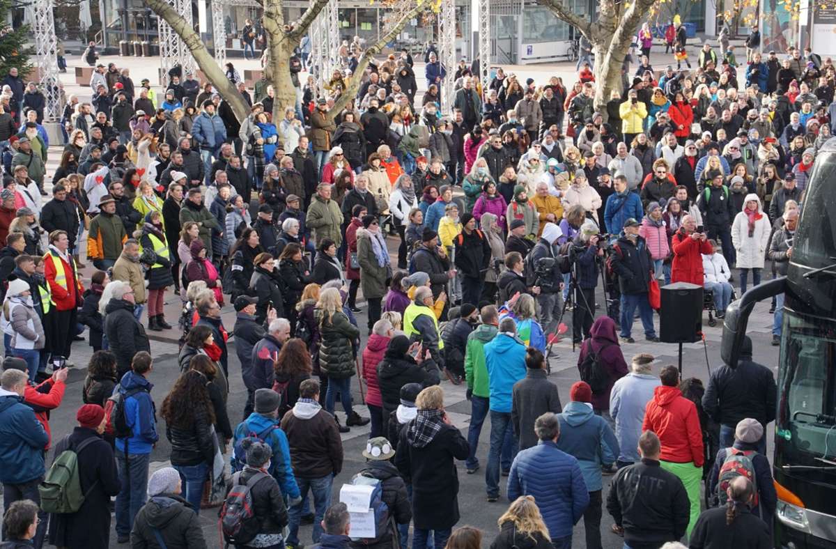 In Pforzheim haben sich zahlreiche Menschen zur Protestkundgebung versammelt.