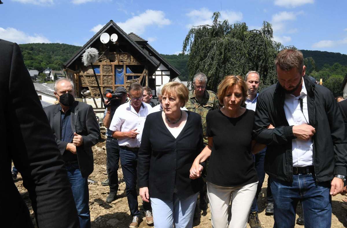 Die Kanzlerin stützt Malu Dreyer: Was das Bild aus dem Hochwassergebiet über Merkel sagt