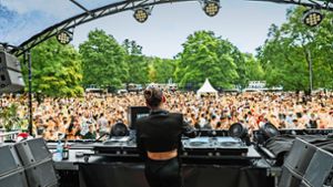 Über 10 000 Techno-Fans feiern im Sindelfinger Freibad