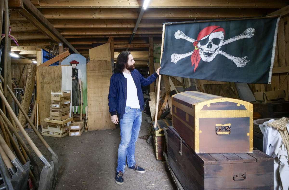 Henry Zimmermann  mit der Piratenflagge aus der „Schatzinsel“