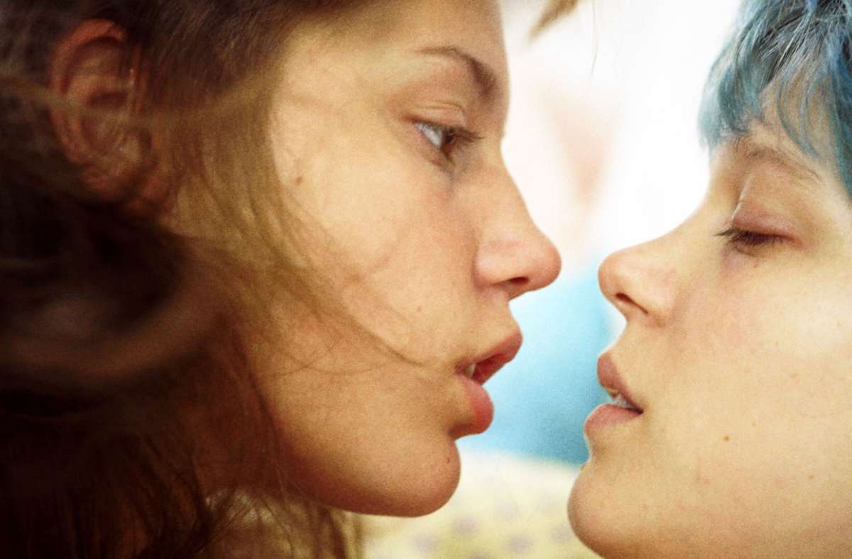 Die Schauspielerinnen Adele Exarchopoulos als Adele (l) und Léa Seydoux als Emma in einer Filmszene des gefeierten Kinofilms «Blau ist eine warme Farbe», mit dem Seydoux berühmt wurde.