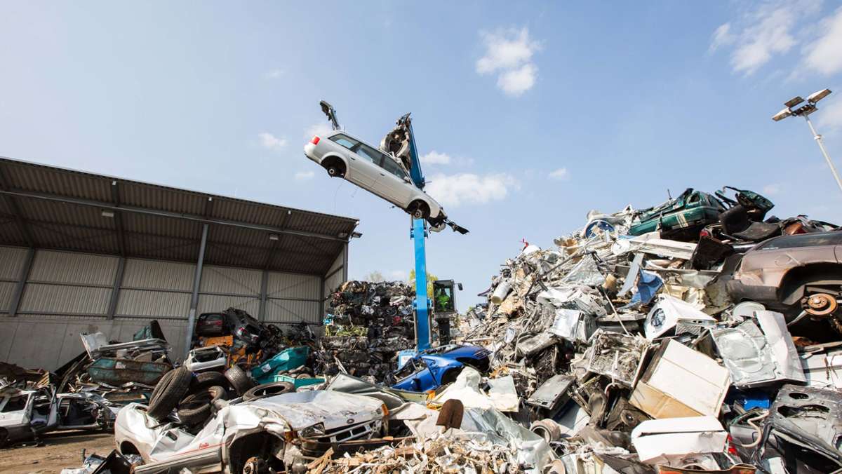 Schrotthändler in Feuerbach: Wie Karle Recycling in Stuttgart mit E-Autos umgeht