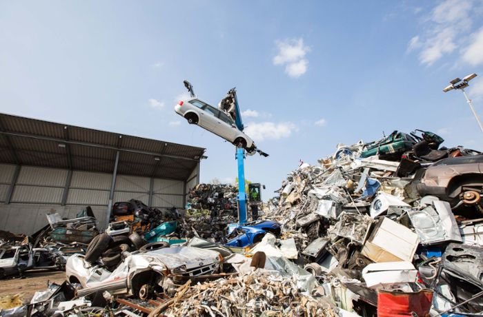 Schrotthändler in Feuerbach: Wie Karle Recycling in Stuttgart mit E-Autos umgeht