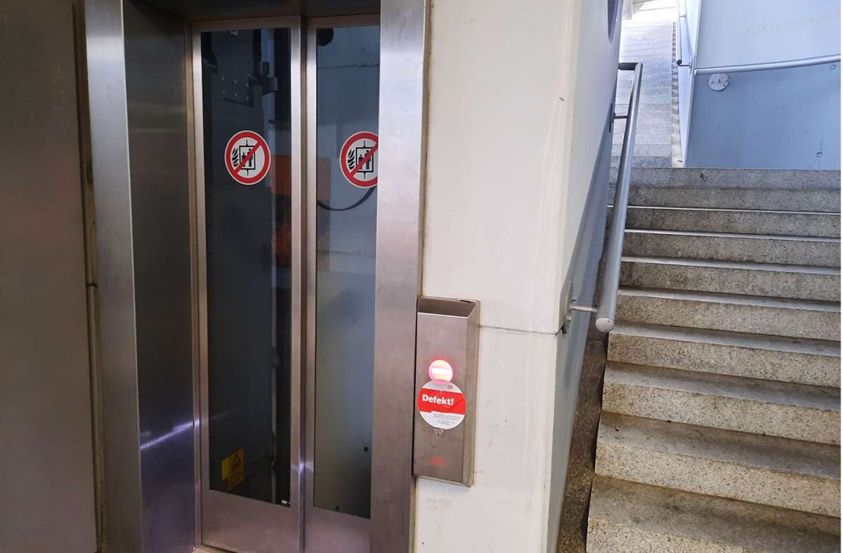 Der Aufzug am Bahnhof Fellbach ist außer Betrieb, stattdessen bleibt nur die Treppe. Foto: Dirk Herrmann