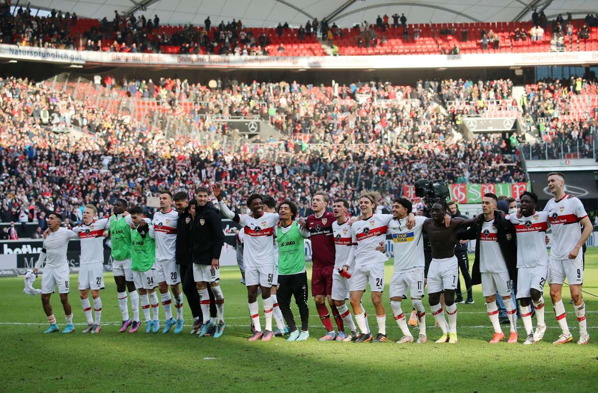 Das Team von Pellegrino Matarazzo ließ sich nach dem Sieg von den Fans feiern. Foto: Pressefoto Baumann/Julia Rahn
