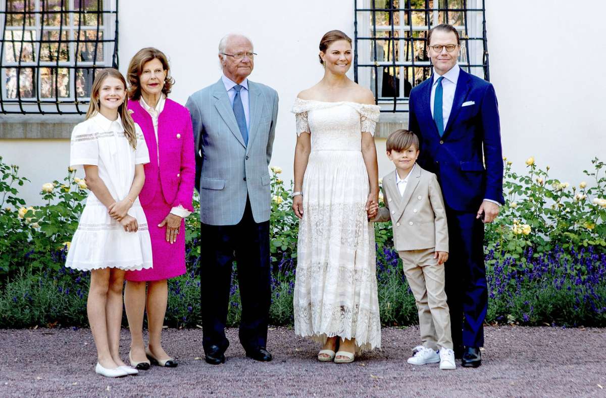 Ein Team für Schwedens Monarchie: König Carl XVI. Gustaf und Königin Silvia (in Pink) mit Kronprinzessin Victoria, Prinz Daniel (rechts) und den Kindern Estelle und Oscar