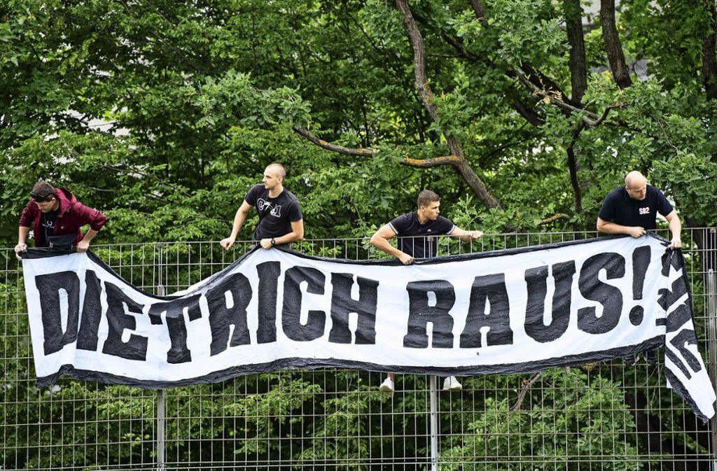 Die Kritiker des VfB-Präsidenten bringen sich in Position: Wolfgang Dietrich vor der Abwahl?
