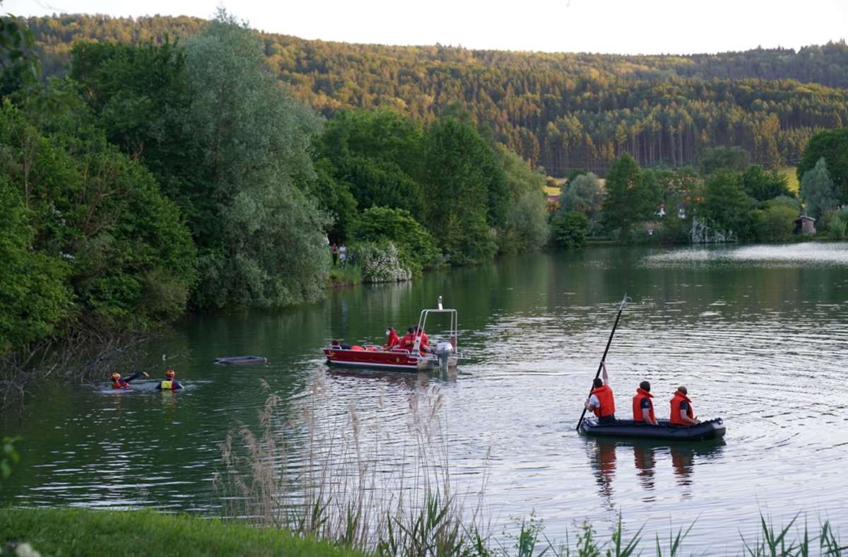 Die Einsatzkräfte suchten nach einer Person im Baggersee Waldhausen.
