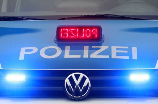 Zeugen alarmierten die Polizei, die einen 41-Jährigen in der Nähe einer Berliner Bäckerei festnahm. Gegen ihn wird wegen gefährlicher Körperverletzung und Beleidigung ermittelt. Foto: dpa/Roland Weihrauch