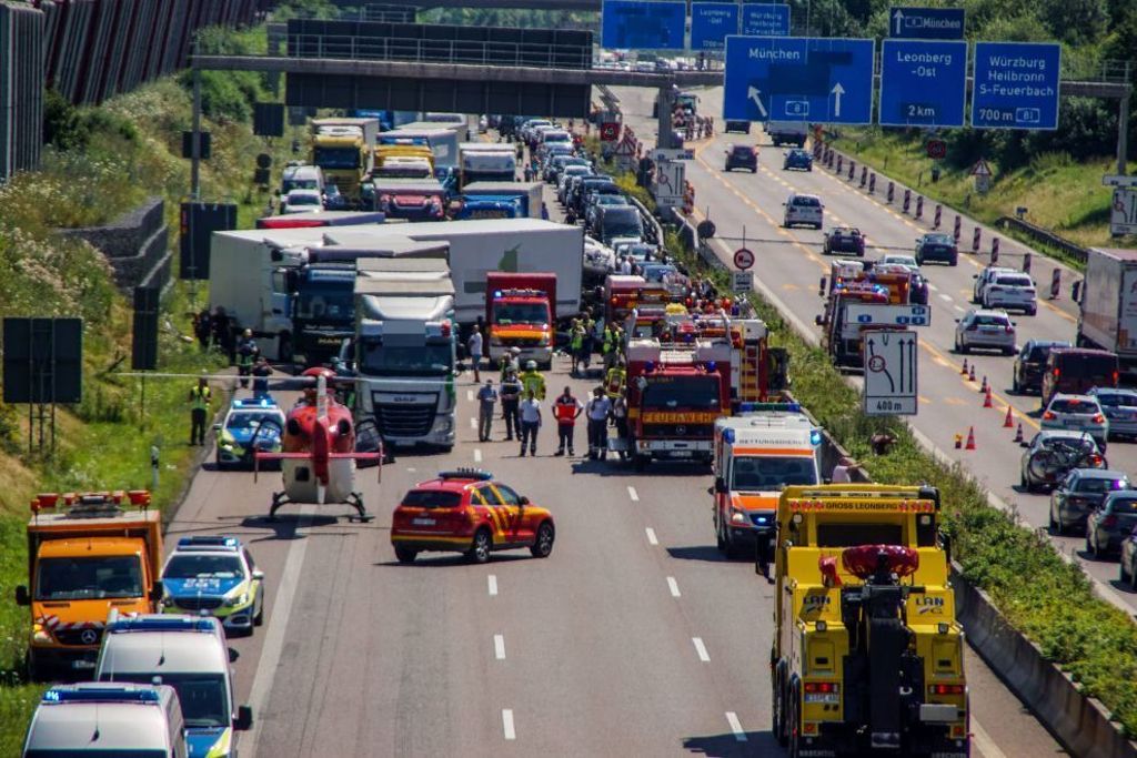 19.7.2016 Auf der A8 bei Leonberg kam es am Vormittag zu einem schweren Unfall