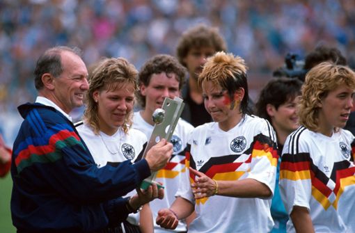Der erste große Erfolg: Bundestrainer Gero Bisanz (links) übergibt Ursula Lohn (2.v.r.) den Pokal für den EM-Sieg 1989. In unserer Bildergalerie lassen wir die Entwicklung der vergangenen Jahrzehnte Revue passieren. Foto: imago/Hardt
