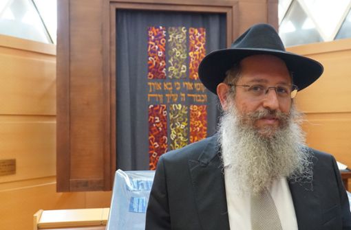 Der Ulmer Rabbiner in seiner Synagoge. Hinter dem Vorhang befindet sich eine handgeschriebene Torarolle. Foto: /Paul Vögler