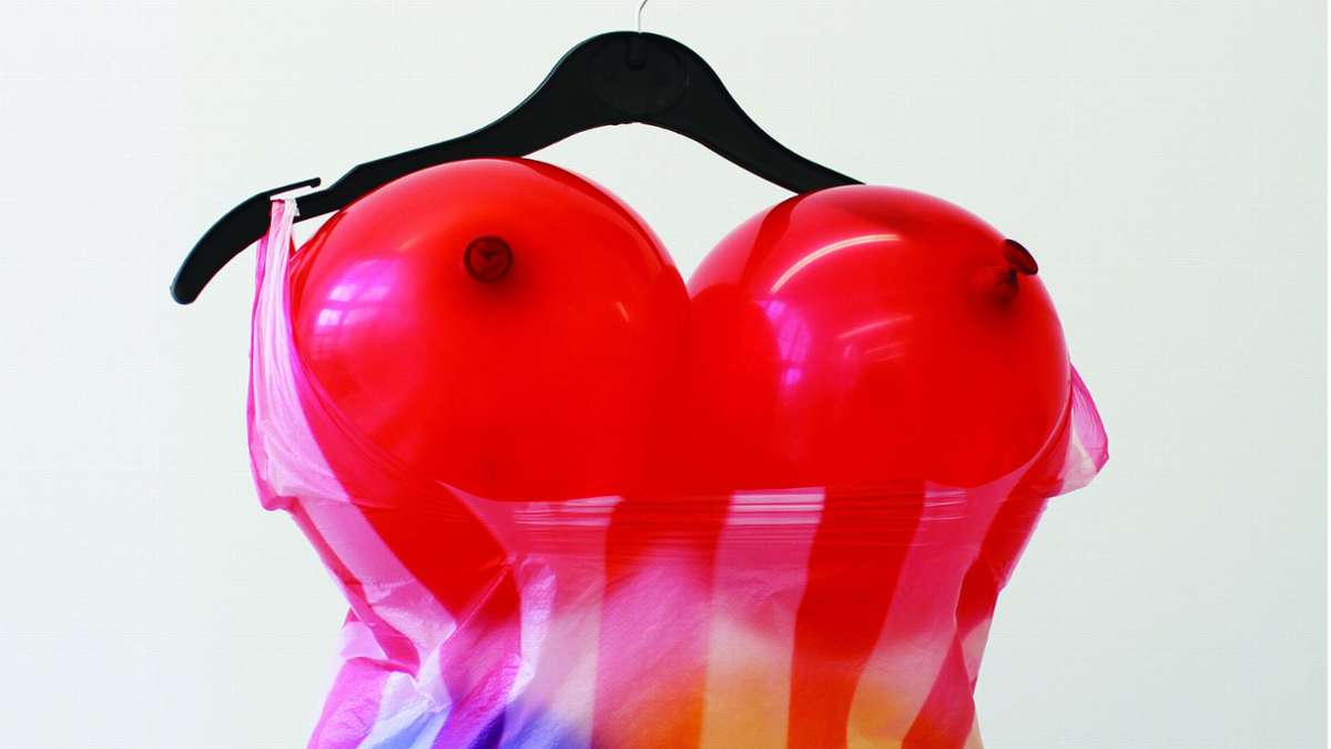 Die kanadische Künstlerin Sin Wai Kin verweist mit „Fun Bag“ von 2015  auf den Warencharakter, der dem Körper der Frau zugeschrieben wird. Die Luftballons in der Plastiktüte am Kleiderbügel wirken wie Brüste an einem weiblichen Torso.