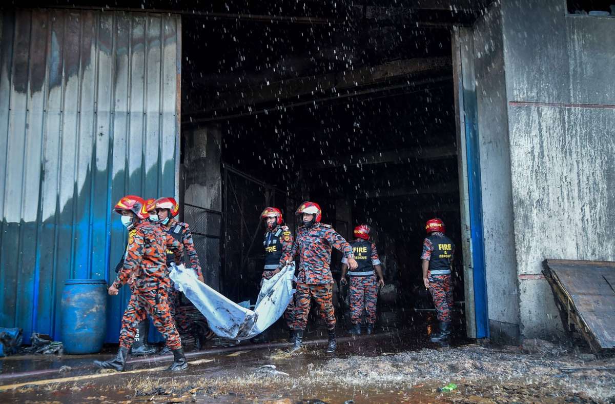 Feuer in der  Industriestadt Rupganj: Mehr als 50 Tote bei Fabrikbrand in Bangladesch