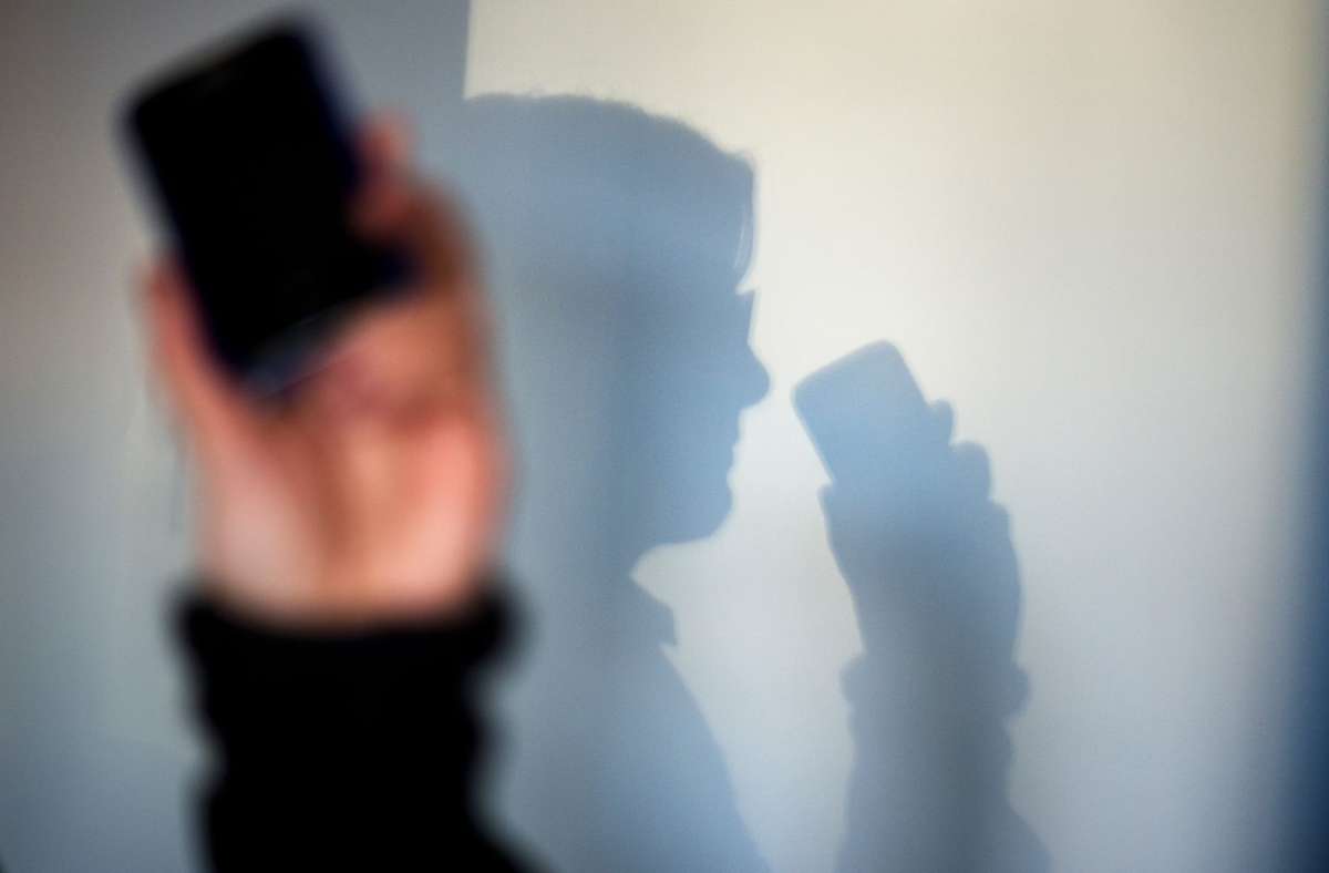 Telefonbetrüger machen als falsche Polizisten und falsche Enkel Millionenbeute. Wie schützt man potenzielle  Opfer? Foto: /Arno Burgi