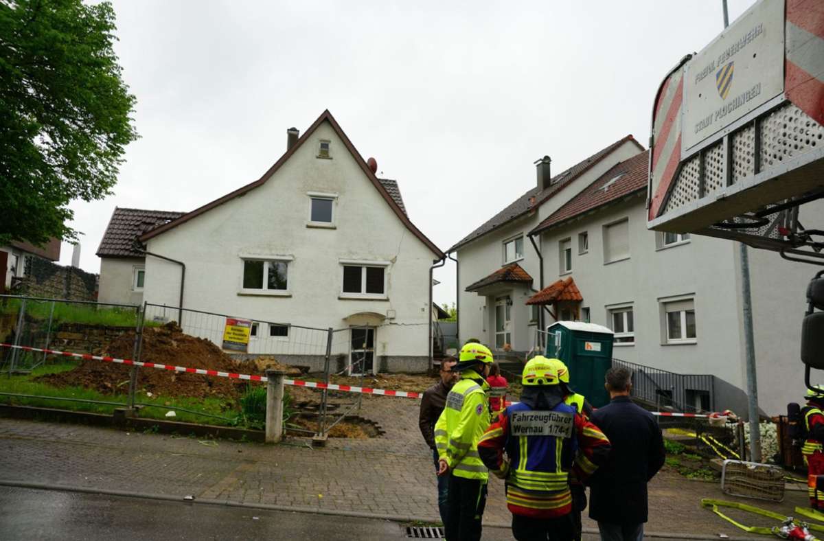 Die Feuerwehr sperrte den Bereich rund um das Haus ab, zwei Nachbarhäuser wurden evakuiert.