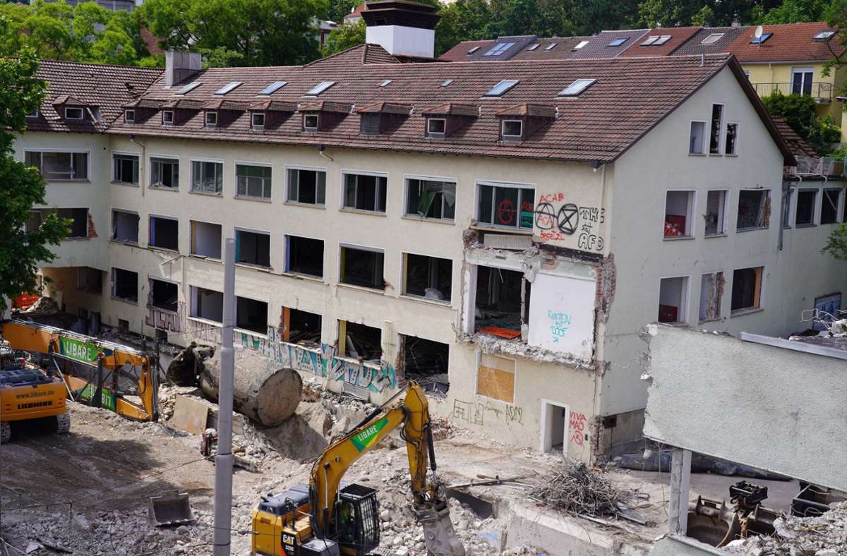 Abrissarbeiten in Stuttgart-Süd: Bagger reißen Gebäudekomplex an Böblinger Straße ab – Was folgt dann?