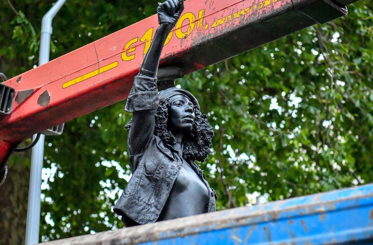 “A Surge of Power (Jen Reid) 2020“ des prominenten britischen Bildhauers Marc Quinn, das in Bristol an der Stelle der gefallenen Statue des Sklavenhändlers Edward Colston aufgestellt wurde, wird vom Sockel entfernt und in einen Recycling- und Muldenkipper-Lkw geladen. Foto: dpa/Ben Birchall