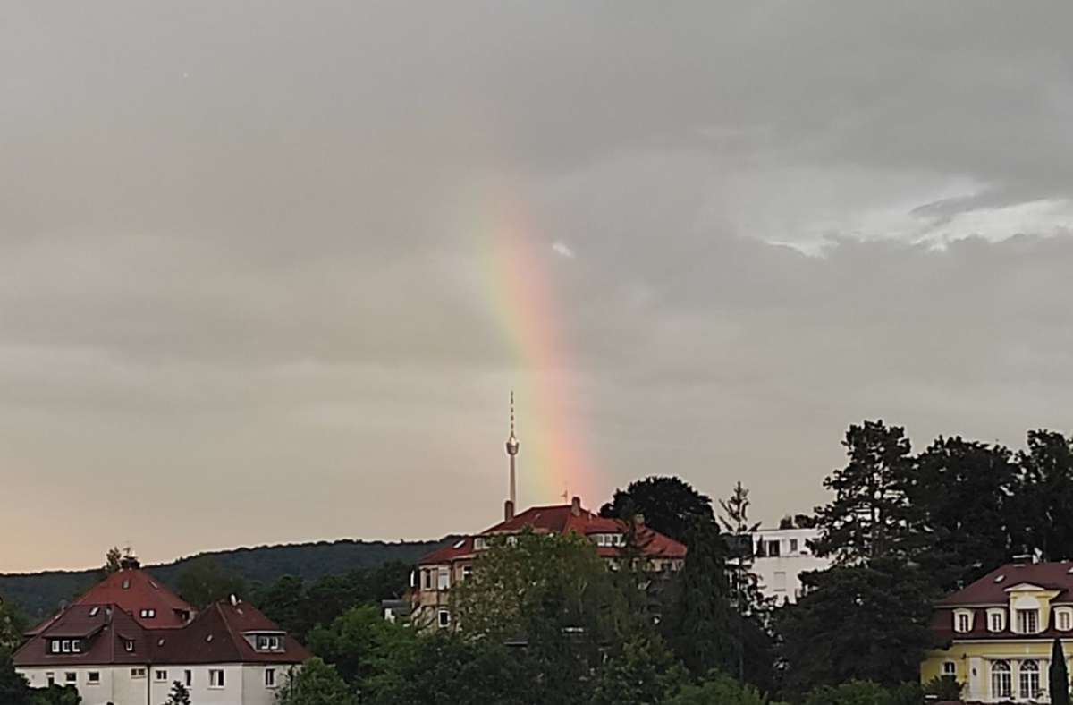 Regenbogen über Stuttgart: Der Himmel über der Stadt setzt ein Zeichen