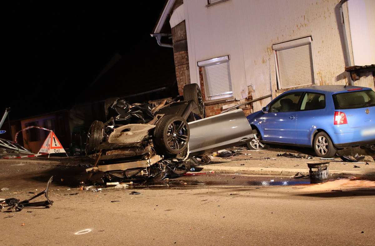 Kirchardt im Landkreis Heilbronn: Auto überschlägt sich in 30er-Zone – Fahrer stirbt an Unfallstelle