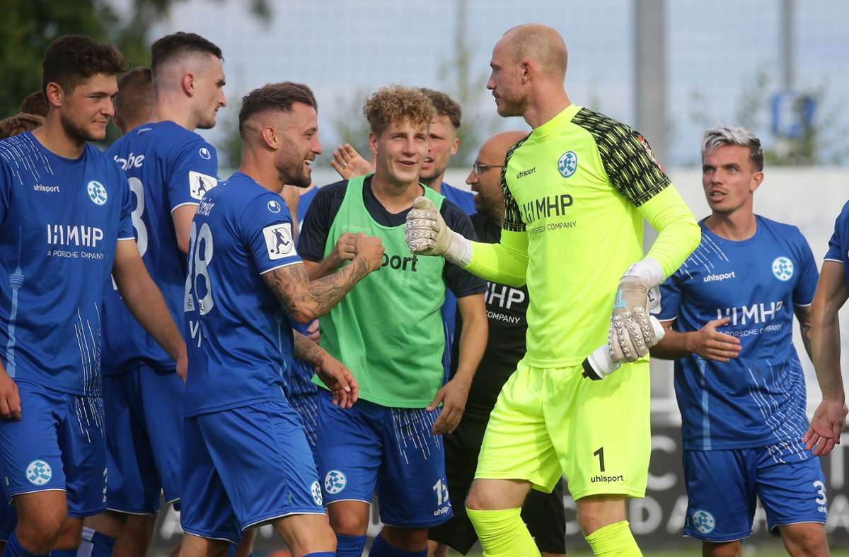1. Göppinger SV gegen Stuttgarter Kickers: Felix Dornebusch rettet die Blauen im Elfmeterschießen