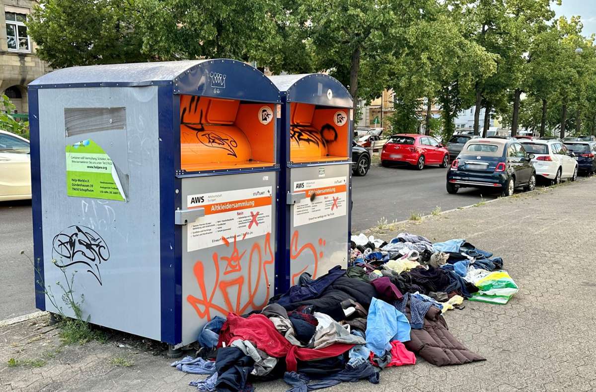 Vermüllung in Stuttgart: Altkleider stapeln sich auf der Straße