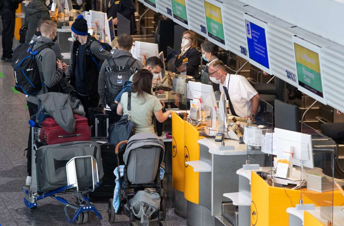 Passagiere am Flughafen in Frankfurt. Foto: dpa/Boris Roessler