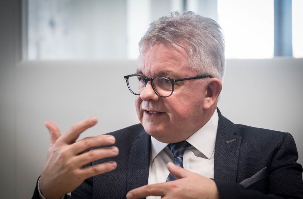 Urteil zum Kopftuchverbot: Minister Wolf begrüßt Entscheidung aus Karlsruhe