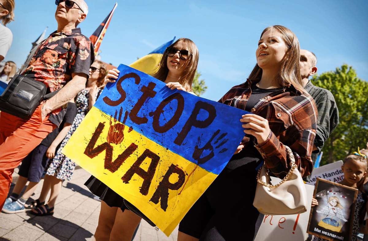 Rund 400 Menschen demonstrieren in Stuttgart gegen den Krieg in der Ukraine.