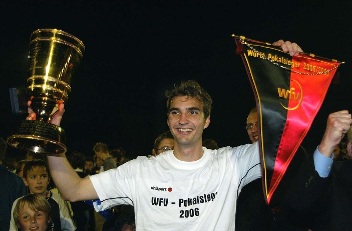 Kapitän Jens Härter mit Pott und Wimpel: Der letzte WFV-Pokal-Sieg der Stuttgarter Kickers datiert aus dem Jahr 2006. Foto: Baumann/Baumann