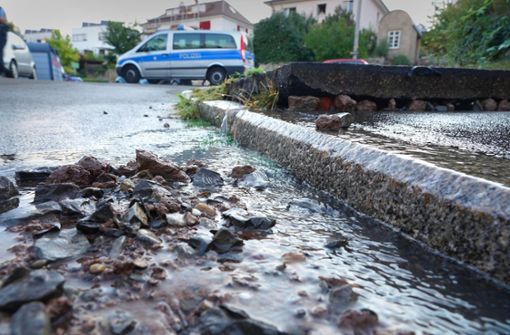 „Wasser marsch“: Am Freitagfrüh brach eine Leitung in Untertürkheim. Foto: Andreas /r