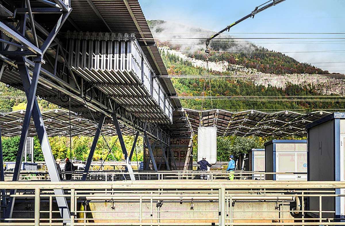 Stuttgart kauft sich Technik aus der Schweiz ein: Klärwerk erhält riesiges Falt-Solardach