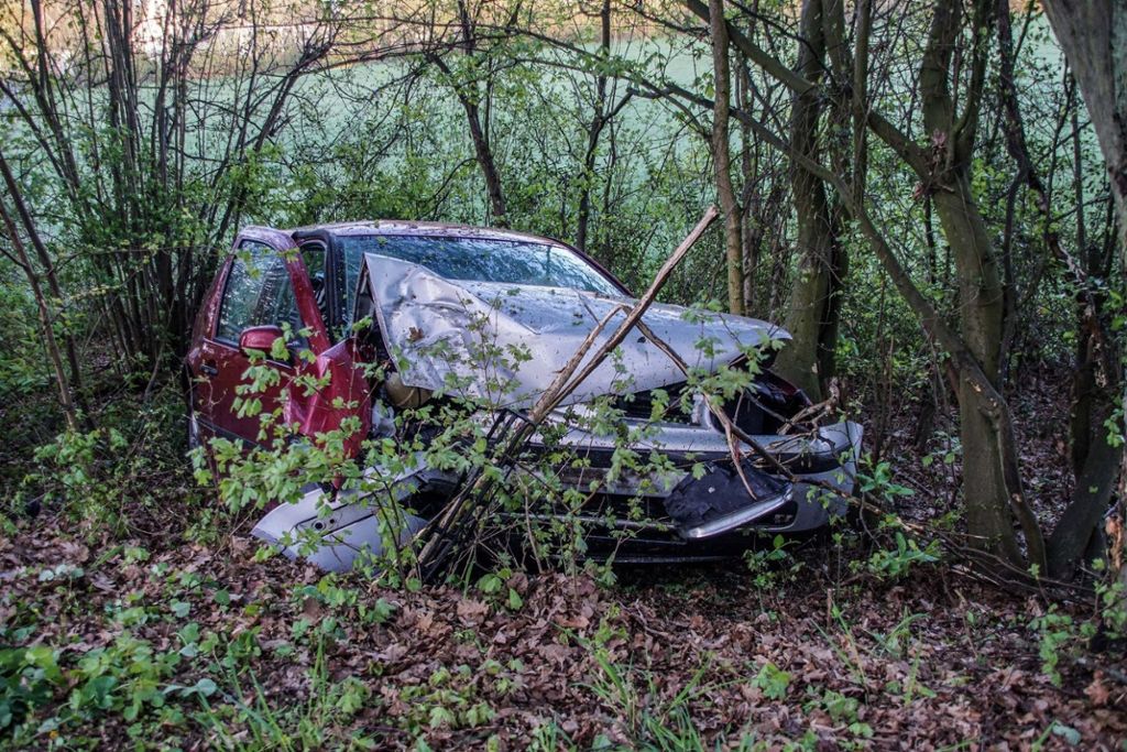 10.04.2017 Auto kommt in Birkach von Fahrbahn ab und prallt gegen Baum.