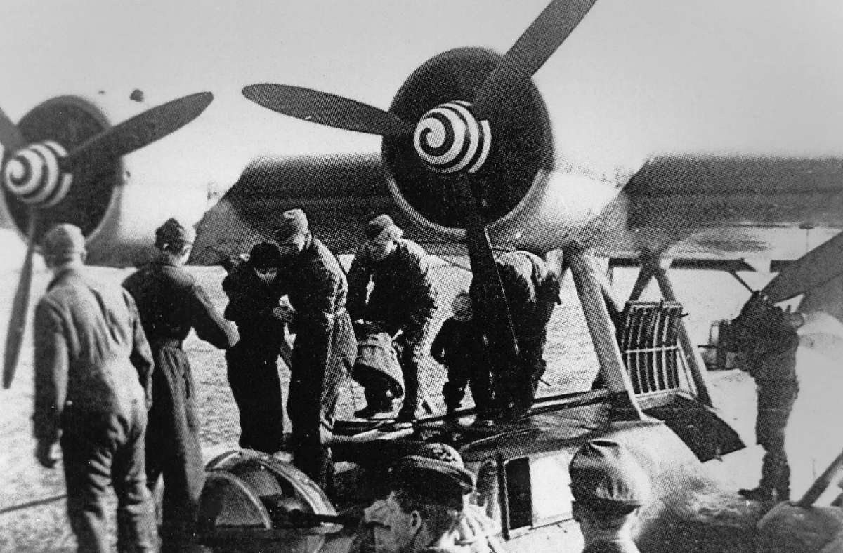 Flüchtlinge werden an Bord einer Dornier 24 gebracht.