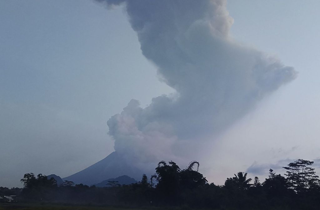 Indonesien: 6000 Meter hohe Aschewolke nach Vulkanausbruch