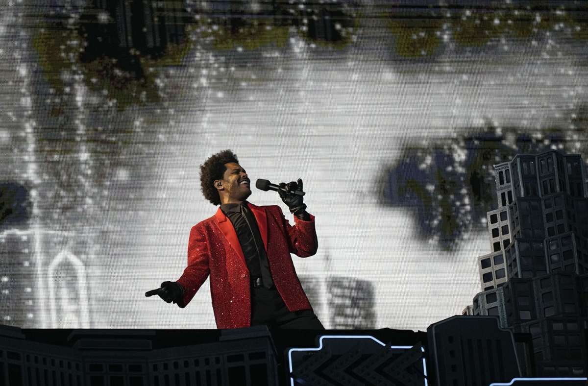 Halbzeit-Show beim Super Bowl: The Weeknd begeistert mit opulenter Spiegel-Show
